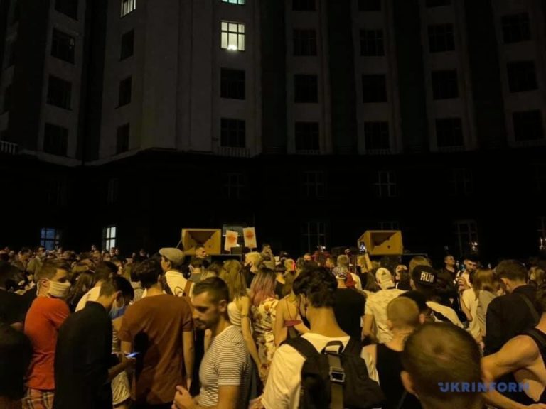 Сотні українців влаштували дискотеку під Кабміном. Фото