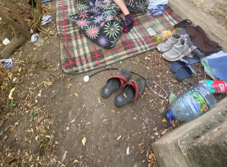 Спав на шкільних зошитах: в Одесі виявили 9-річного хлопчика, який жив в парку