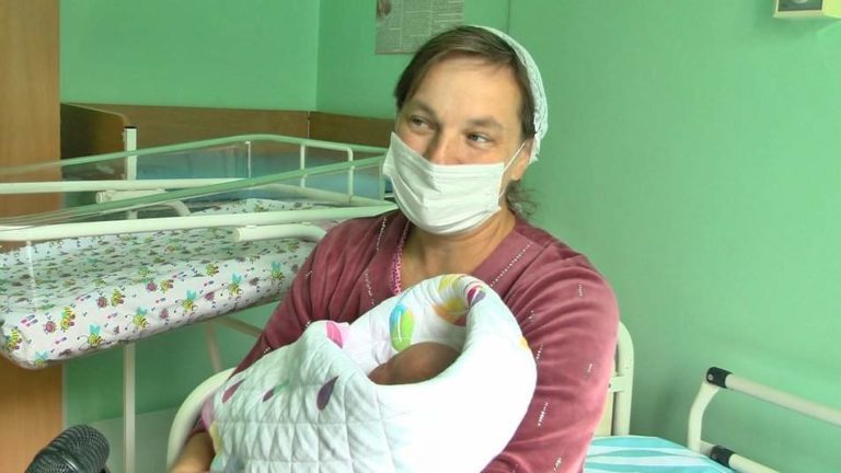 На Хмельниччині мати-героїня народила свою 16-ту дитину