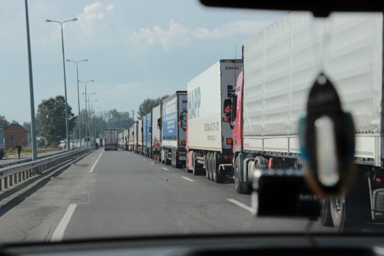 На кордоні з Україною страшні черги, сотні автомобілів: що відбувається (фото, відео)