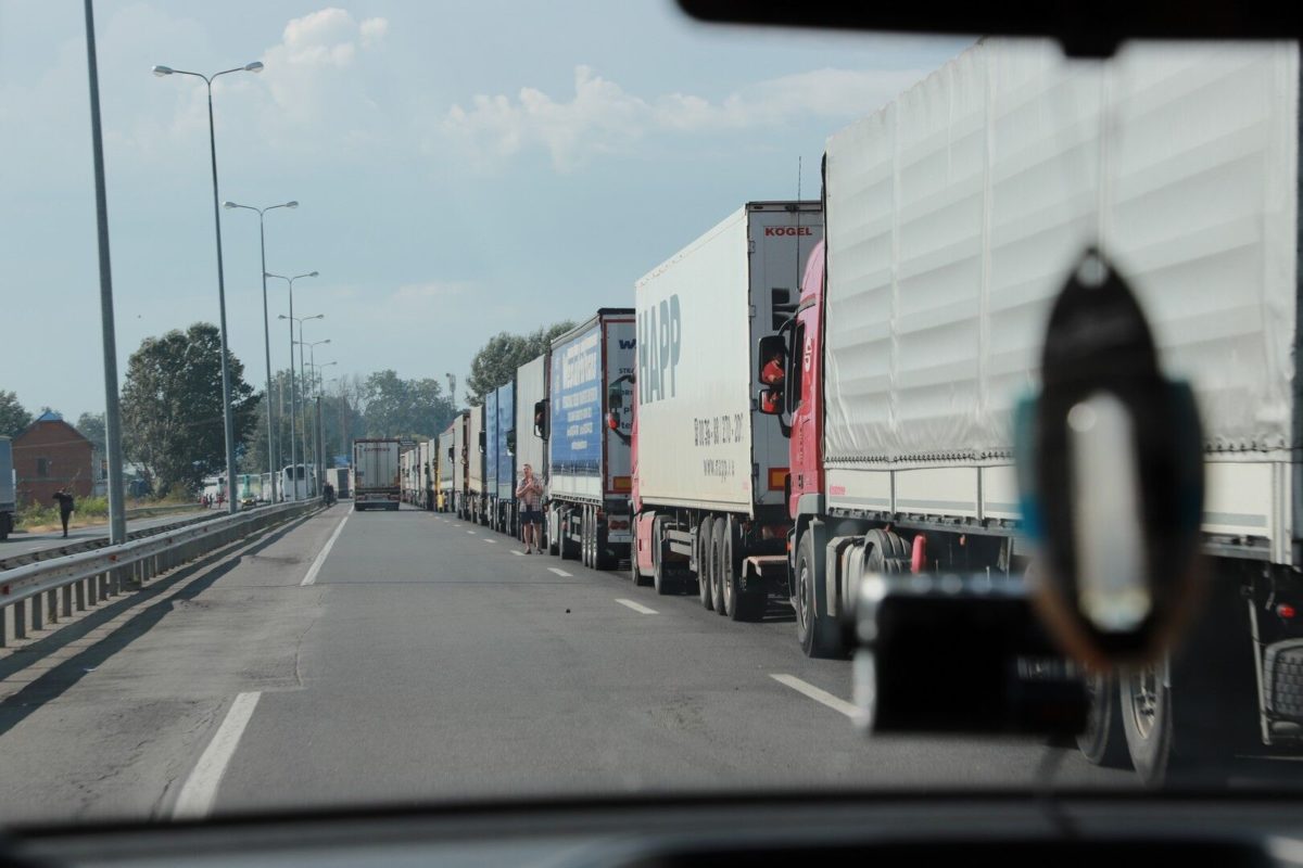 Перед пунктами пропуску "Ужгород" і "Тиса" з боку України накопичилося понад 200 вантажівок.