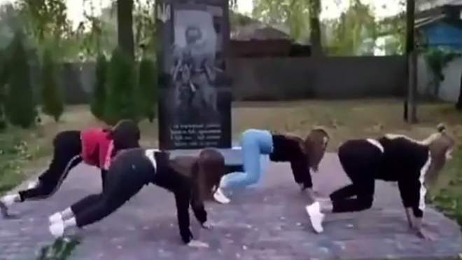 На Чернігівщині 4 школярки танцювали тверк біля пам’ятника загиблим воїнам: відео