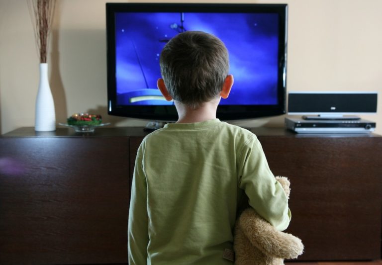 Вчені довели, що перегляд дитиною телевізора протягом 2 годин, дорівнює втраті навчання 4 місяців