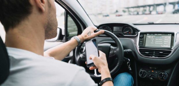 Яка відповідальність чекає на водіїв, які розмовляють по телефону за кермом?