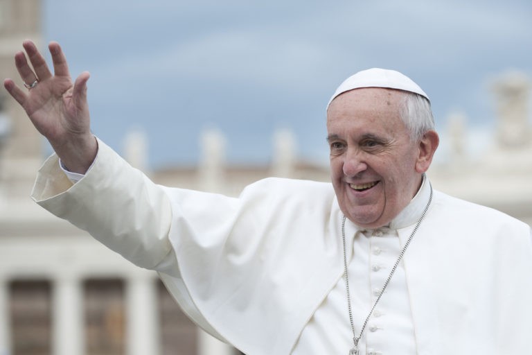 Папа Римський заговорив про жіночі груди, світ напружився: “Зробила це в церкві”
