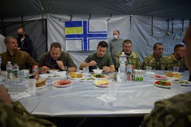 Українців обурило, як Зеленський з Єрмаком об’їдають вояків: бійцям навіть тарілки не дали