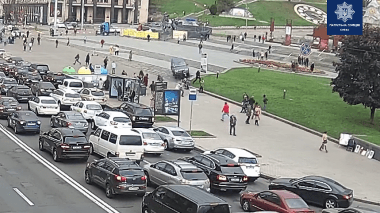 На Майдані Незалежності у Києві водій “влетів” у натовп людей: є загиблі та поранені. Відео