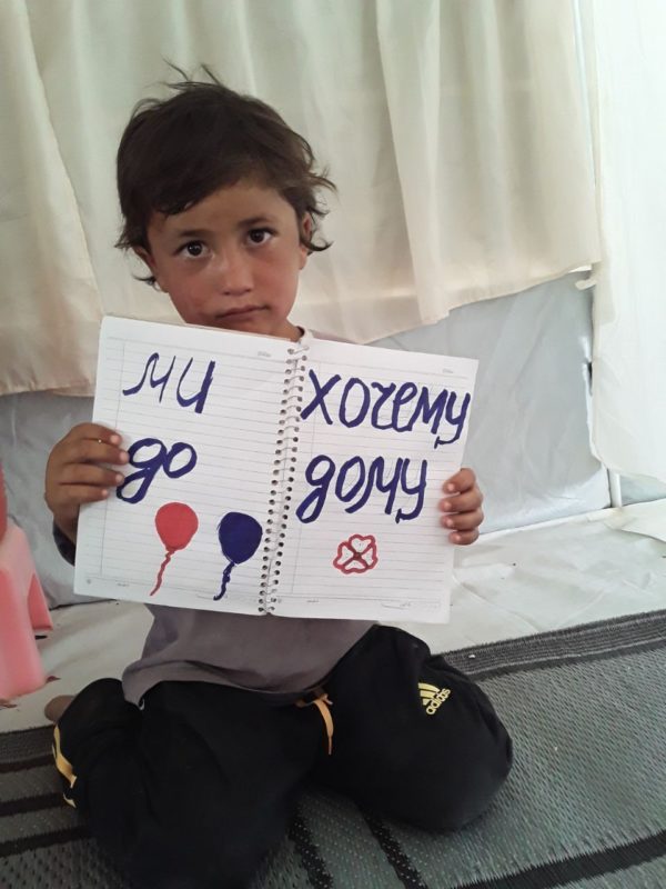 Український хлопчик хоче повернутися додому з табору біженців.