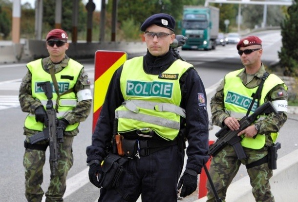В Чехії поліція проводить масові перевірки, нелегалам небезпечно на вулиці