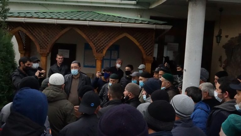 “Це тільки початок”: кримські татари вийшли на стихійний мітинг в Сімферополі