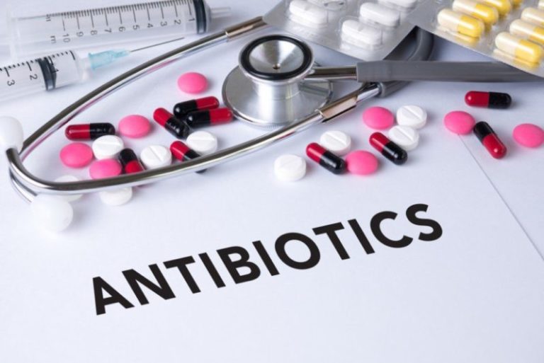 Учені розповіли про небезпеку антибіотиків під час лікування COVID-19