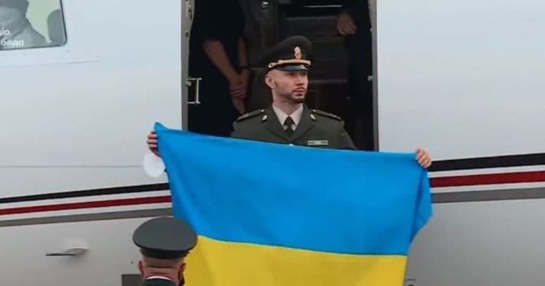 Обійняв дружину та виголосив “Слава Україні”: звільнений нацгвардієць Марків повернувся додому (відео)