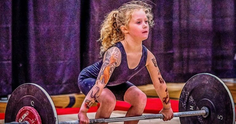 Божевільний рекорд: семирічна дівчинка підняла штангу вагою 80 кг (відео)