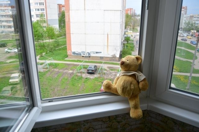 У Львові дворічна дівчинка випала з вікна четвертого поверху багатоповерхівки