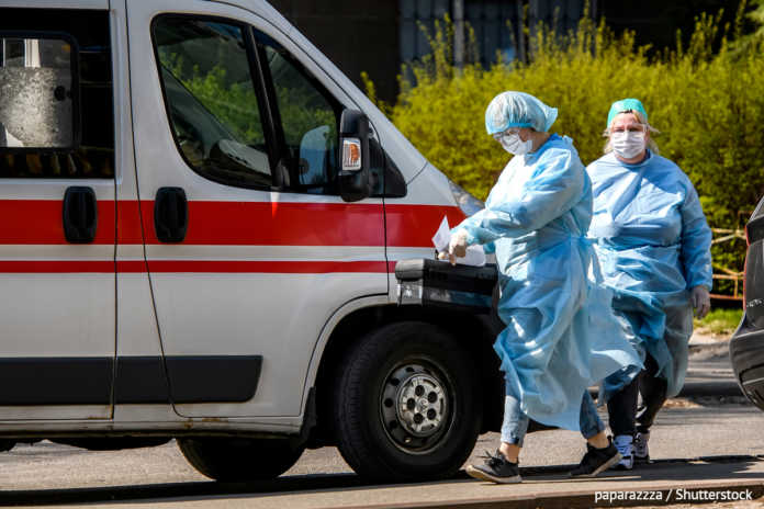 Горе-матір мало не відправила дитину на той світ: взяла ножа і
