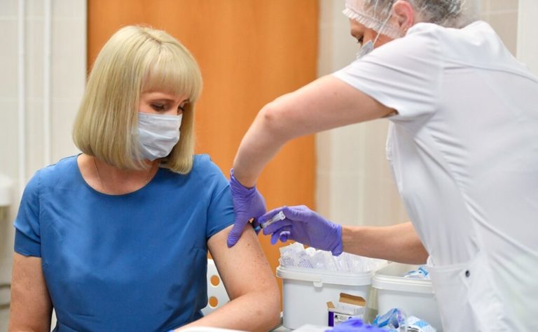 У МОЗ розповіли, чи будуть вакцинувати українців, які перехворіли на COVID-19