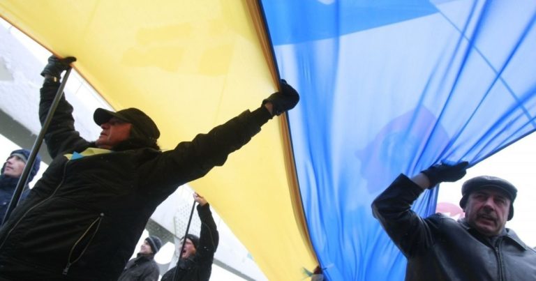 Україну накрили скандали через мовний закон: шпурляють дрібними грошима в обличчя і погрожують у соцмережах
