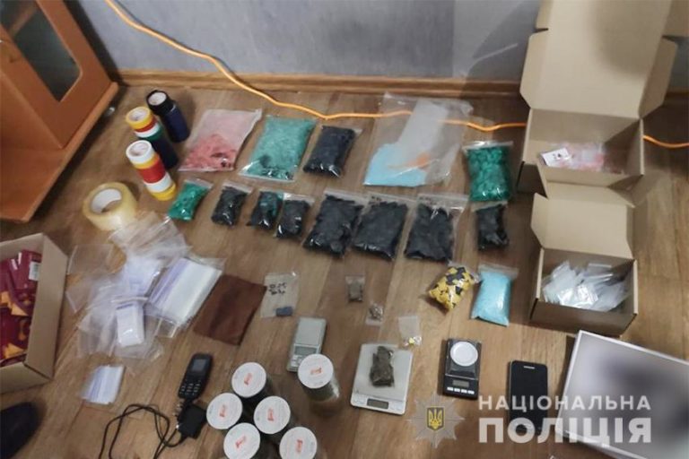 Запорізькі поліцейські вилучили наркотиків на 7 000 000 гривень у двох підлітків