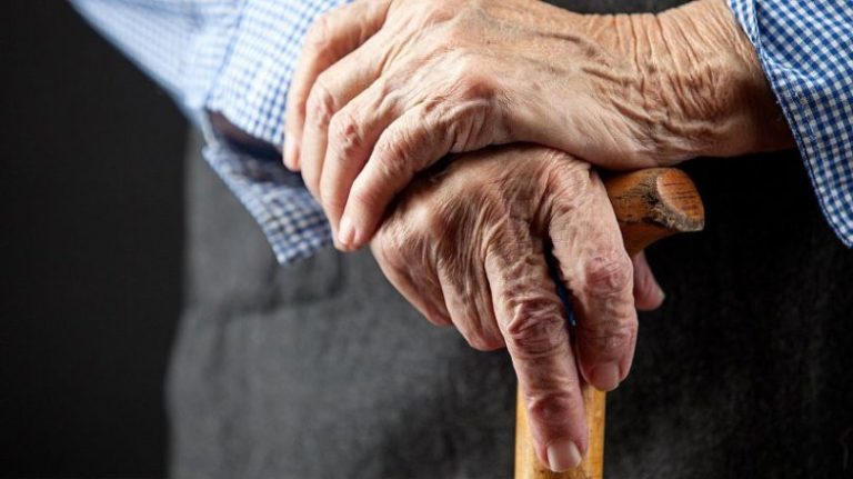 З січня мінімальна пенсія для людей від 65 років із повним стажем підвищиться до 2400 грн