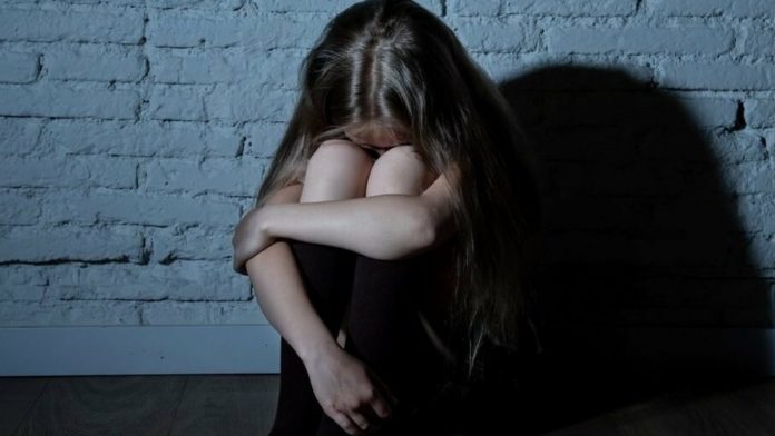 На Прикарпатті 11-річна дівчинка народила від 65-річного ґвалтівника, триває судовий процес