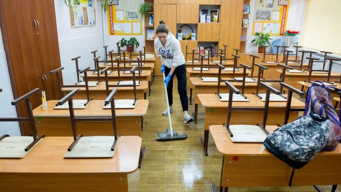 “Українських школярів не можна залучати до прибирання класів, миття підлоги чи вікон”, – санітарний регламент для шкіл