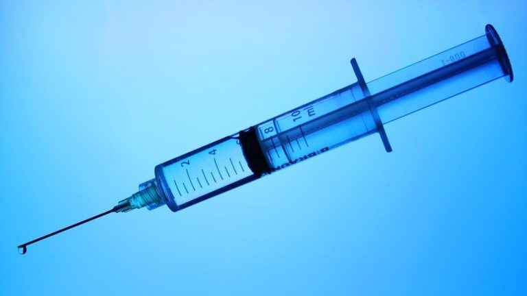 Як вакцина від коронавірусу впливає на людей з пластикою обличчя: Голубовська роз’яснила нюанси