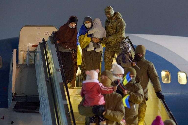Як повертали двох українок та їхніх семеро дітей із сирійського табору: подробиці евакуації
