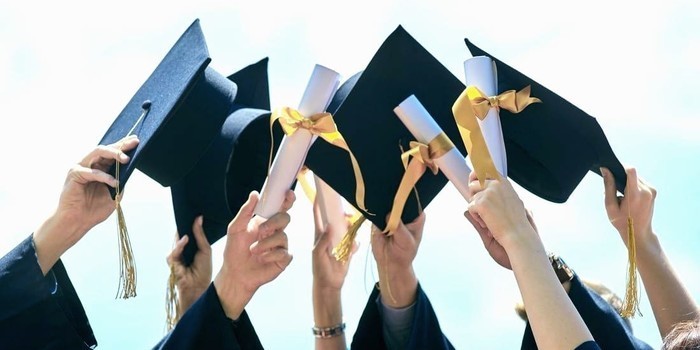 Знайшли альтернативу скасованим червоним дипломам: як тепер нагороджуватимуть успішних студентів