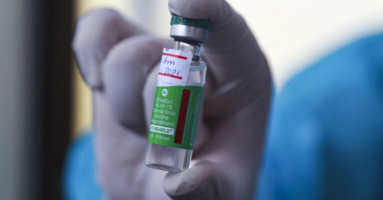 “Вакцинація для бідних”: імунолог “пройшовся” по індійському препарату, яким щеплюють українців
