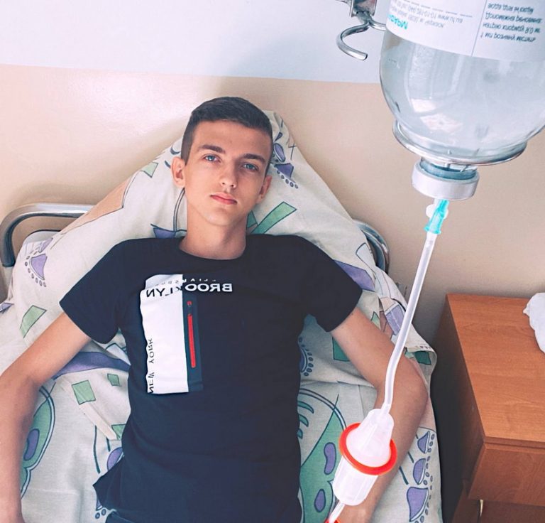 “Йому давали 2 тижні, але він вижив”: 20-річний Семен, який аж посивів від хімії потребує підтримки