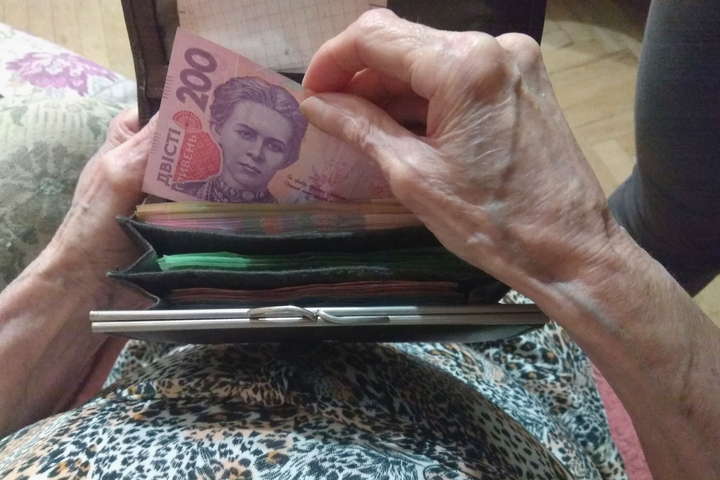 Компенсації пенсіонерам старше 75 років по 400 гривень: вирішили відкласти, коли виплатять