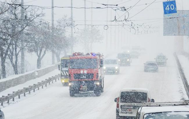 Транспортний колапс, закриті школи і вихідний через снігопад: ситуація в містах України