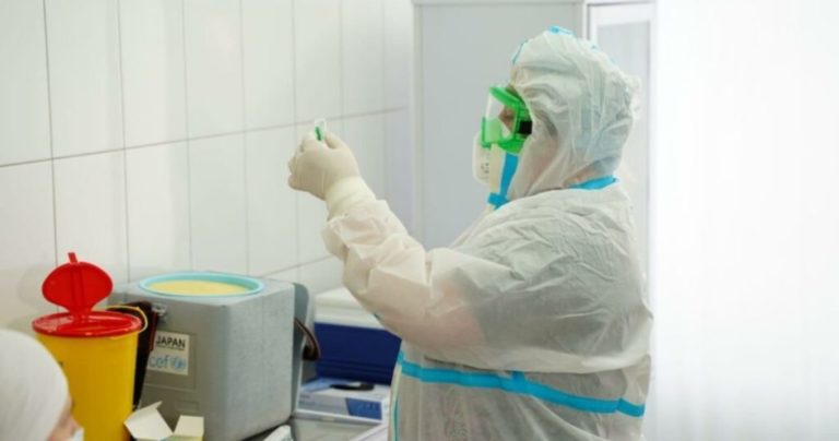 Лікар розповіла, як вакцини від коронавірусу в Україні викидають у сміття