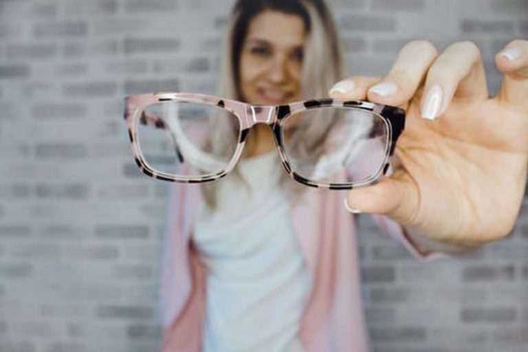 Люди, які носять окуляри, мають менше шансів заразитися COVID-19 − вчені