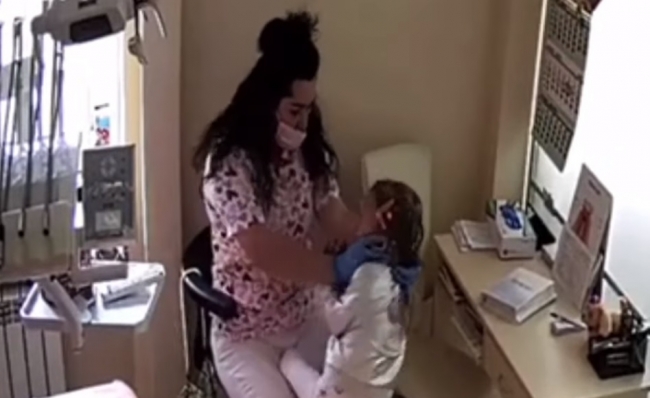 Зубна екзекуція: у Рівному лікарка-стоматологиня шарпала і лупцювала дітей та била їх головою об кушетку