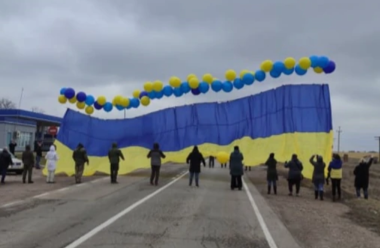 Для жителів Криму з адмінкордону надіслали прапор України з посланнями
