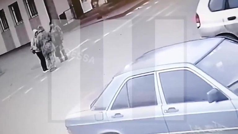 Впала обличчям на асфальт: момент загибелі військовослужбовця під Одесою потрапив на відео