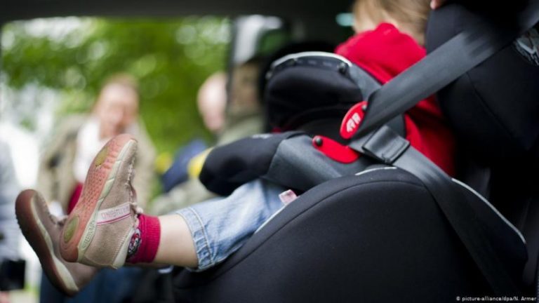 Уряд змінив правила щодо перевезення дітей в автокріслах