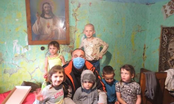 “В хаті не має навіть підлоги, діти бігають босі по бетону”: священик благає про допомогу для багатодітної сім’ї