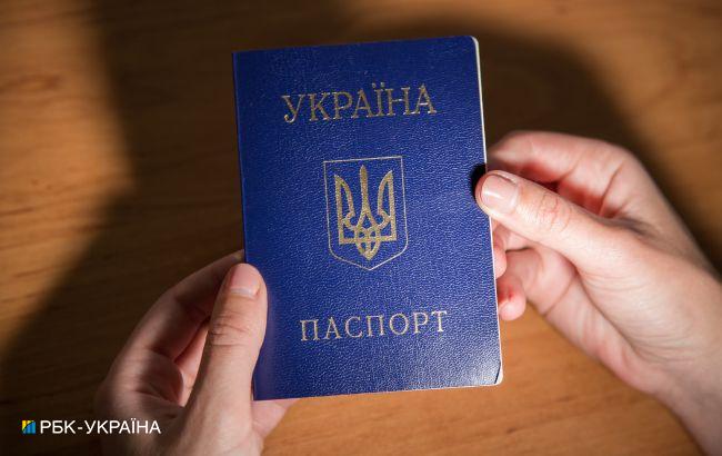 Українці зможуть користуватися трьома формами паспорта: в Мінцифрі назвали терміни дії