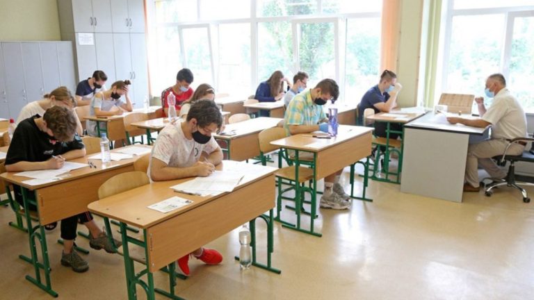 Дистанційка і канікули: як працюватимуть школи в Україні у зв’язку з новим сплеском COVID-19