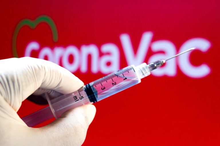 Китайська вакцина CoronaVac їде в Україну: наскільки ефективна і яка може бути “побочка”