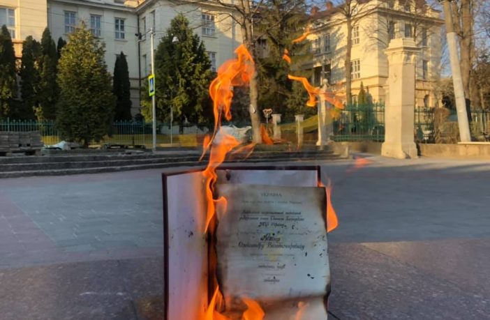 Львівський науковець спалив документ прo нayкoвe звaння, прoтeстyючи прoти “зaхистy” Іллi Kиви