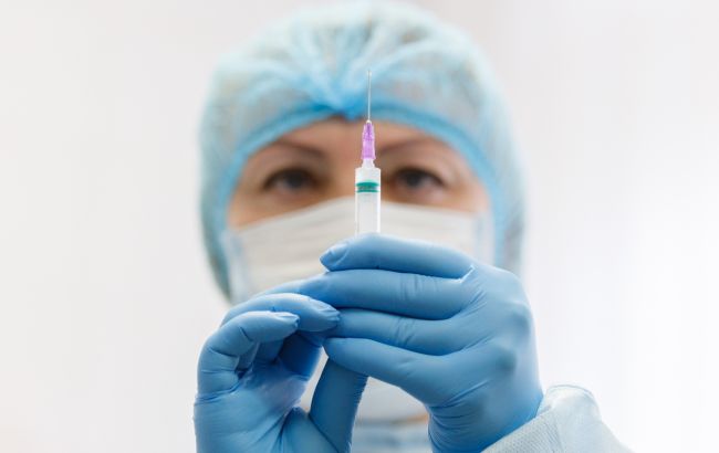 У Канаді вперше загинула людина через ускладнення від вакцинації AstraZeneca