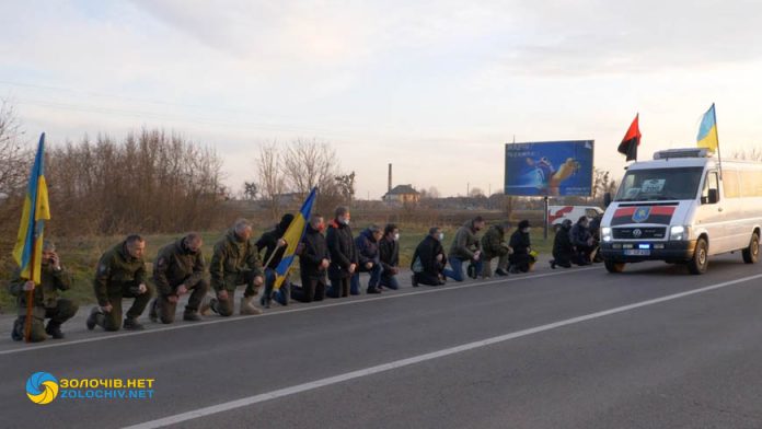 “Ми сьогодні прощаємося з цвітом нації”: Львівщина навколішки зустріла тіло Героя Байтали Ігоря (ФОТО, ВІДЕО)