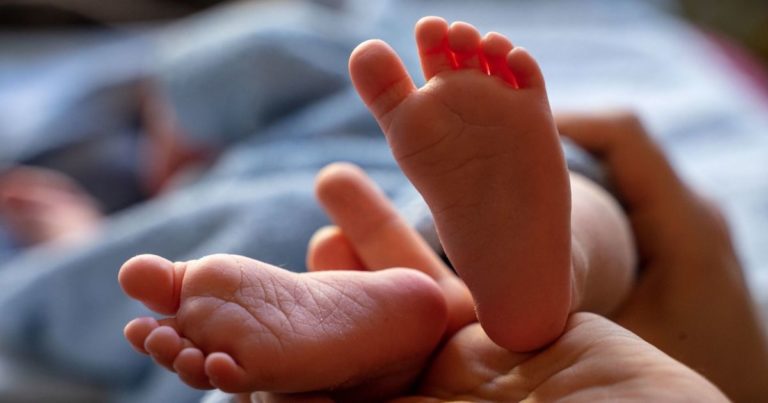Дитина не вижила: у Кривому Розі мати випадково придавила немовля, з яким спала в одному ліжку