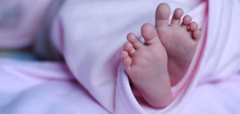На Харківщині жінка пів року зберігала тіло мертвого немовляти в сараї