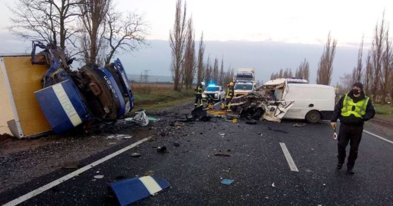 Під Миколаєвом мікроавтобус із трунами померлих від COVID-19 зіткнувся з вантажівкою: водій загинув
