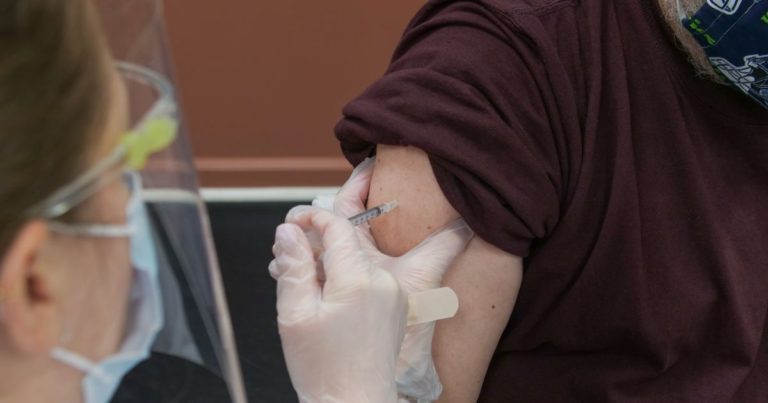 Кому не варто вакцинуватися AstraZeneca: Голубовська пояснила нюанси