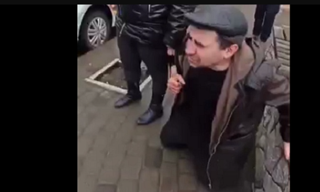 “Пацани, заберіть мене”: п’яний чоловік на колінах просився до поліції через дружину, відео